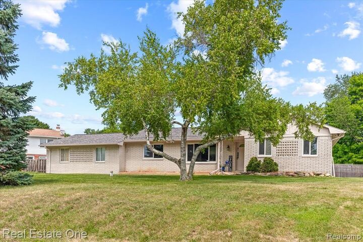 Property Photo: 225 Cross Timbers Street MI 48371 4705