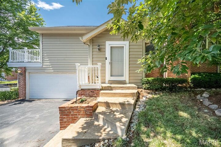 2237 Ole Castle Court  Chesterfield MO 63017 photo