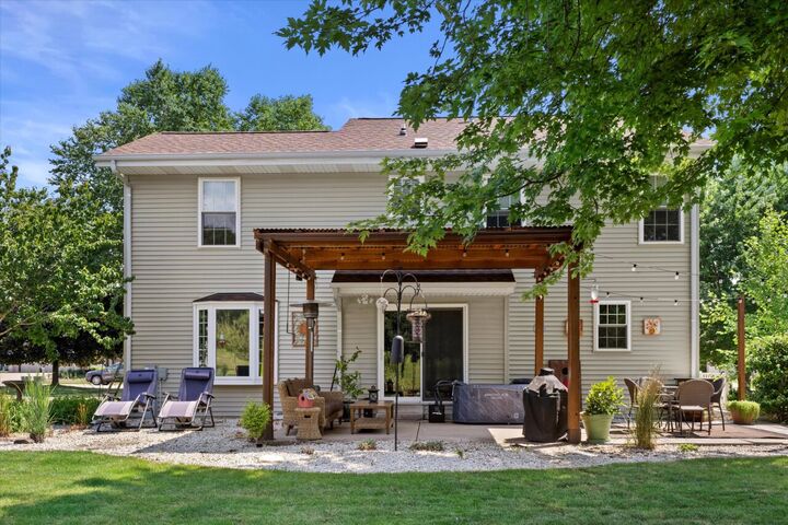 Property Photo:  942 Spring Waters Dr  WI 53066 