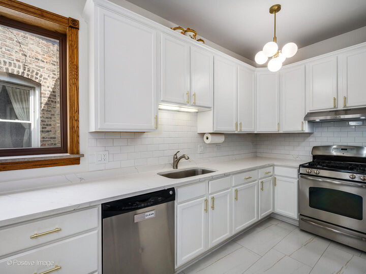 Property Photo: 1464 W Carmen Avenue 3 IL 60640