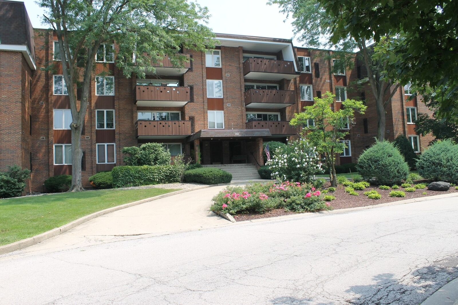 Property Photo: 121 S Spruce Avenue 308 IL 60191