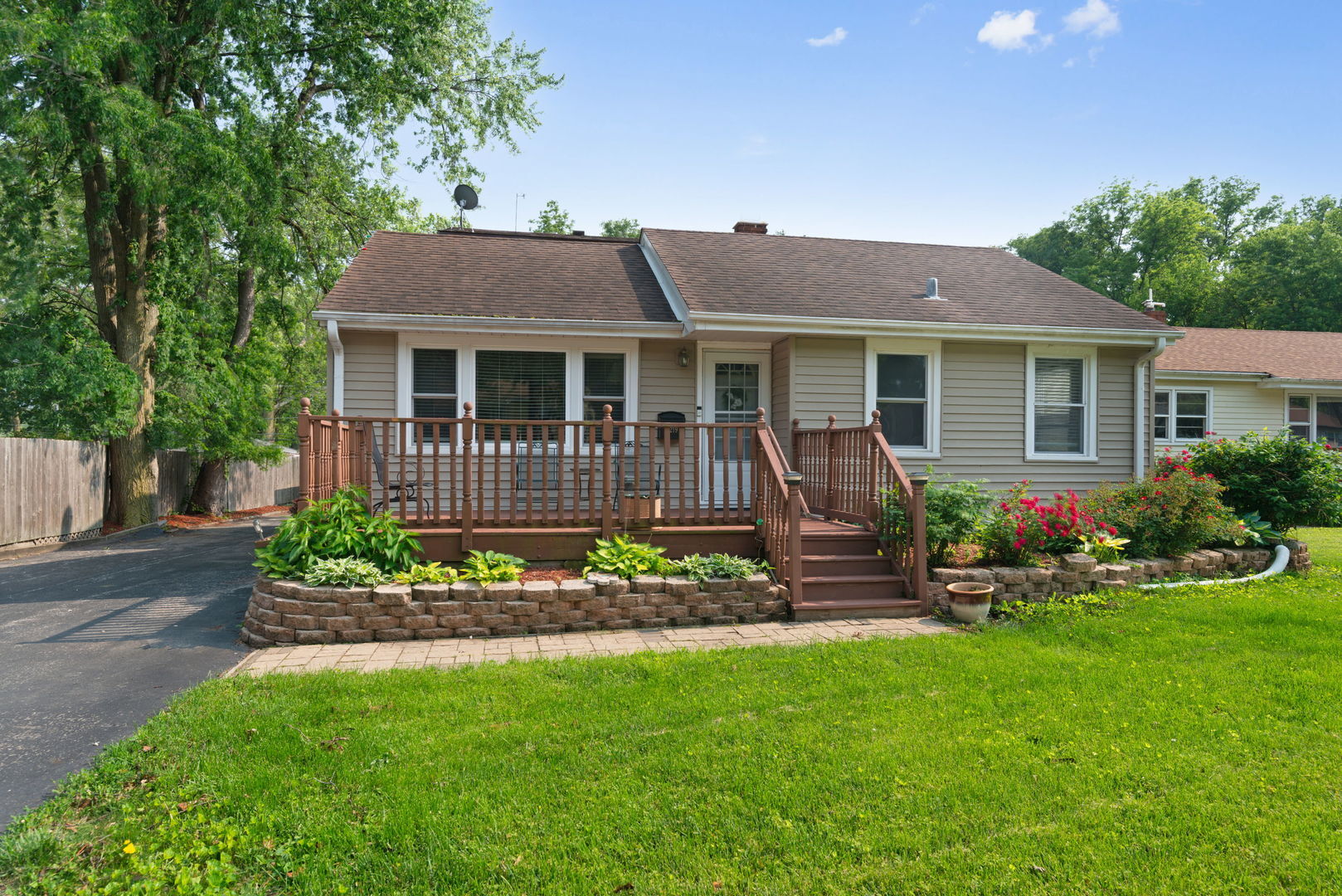 Property Photo: 219 W Crystal Avenue IL 60148