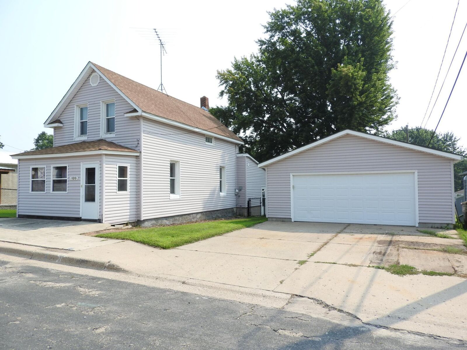 Property Photo:  120 Lake Avenue S  MN 55381 