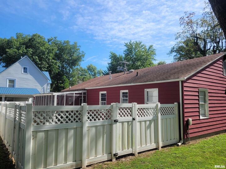 Property Photo:  219 S Pope Street  IL 62812 