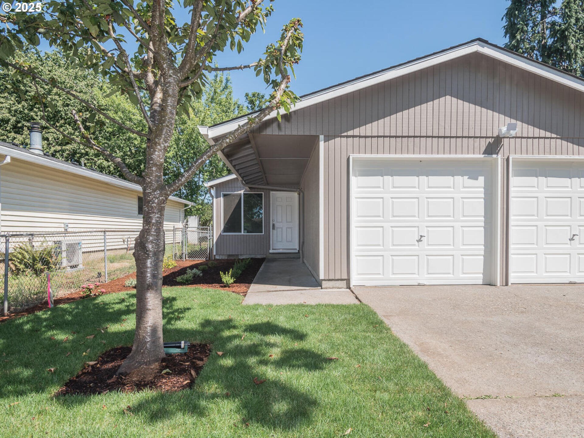 Property Photo: 6245 SE Carlton St OR 97206