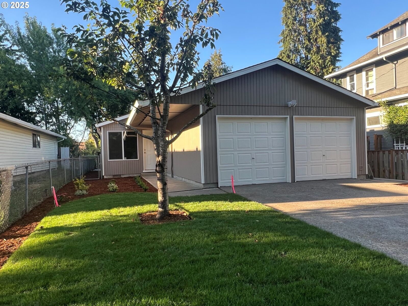 Property Photo: 6245 SE Carlton St OR 97206