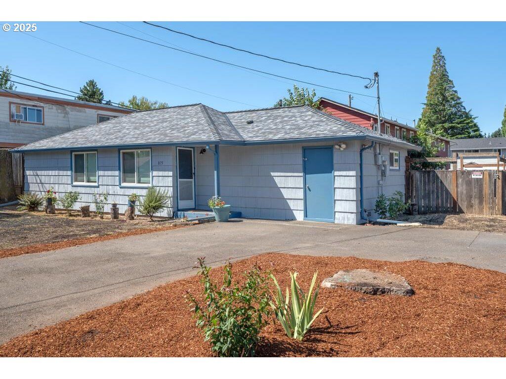 Property Photo: 875 SE 13th Ave OR 97123