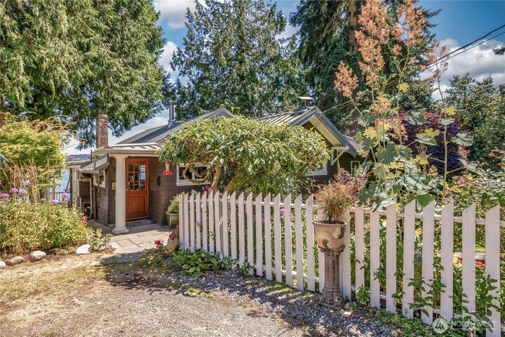 Property Photo:  10205 SW Tillicum Lane  WA 98070 
