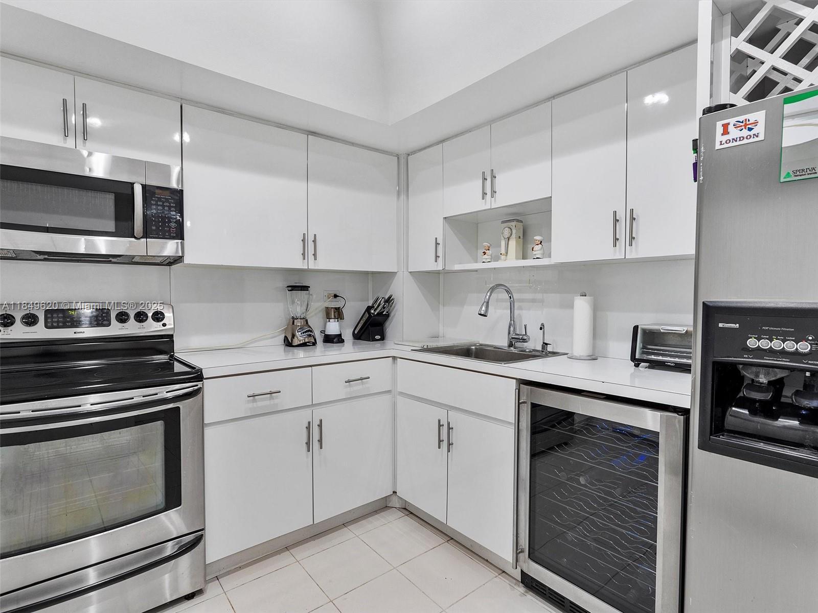 Property Photo: 5555 Collins Ave 17S FL 33140