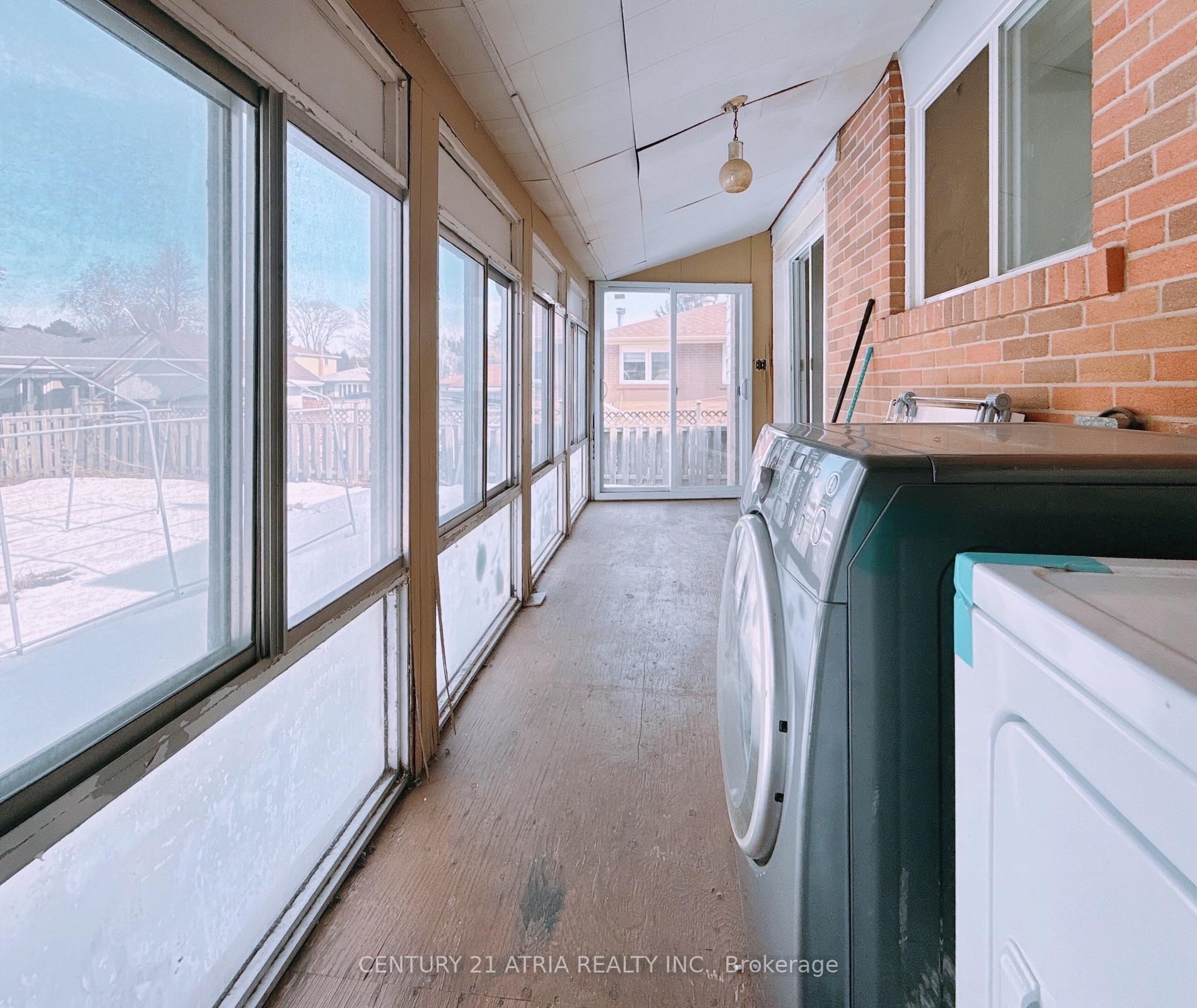 Property Photo: 9 Oakmeadow Boulevard ON M1E 4G2