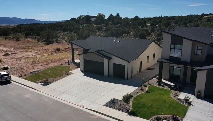 Property Photo: 2548 W Black Sage Dr UT 84720