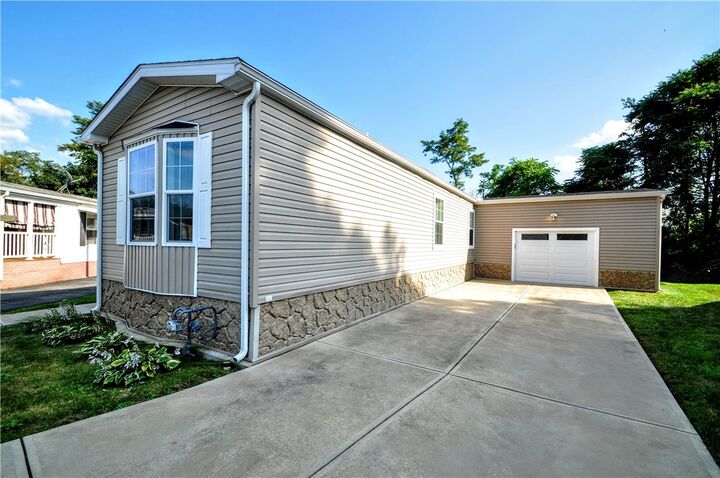 Property Photo: 10 Roundtop Dr PA 15332