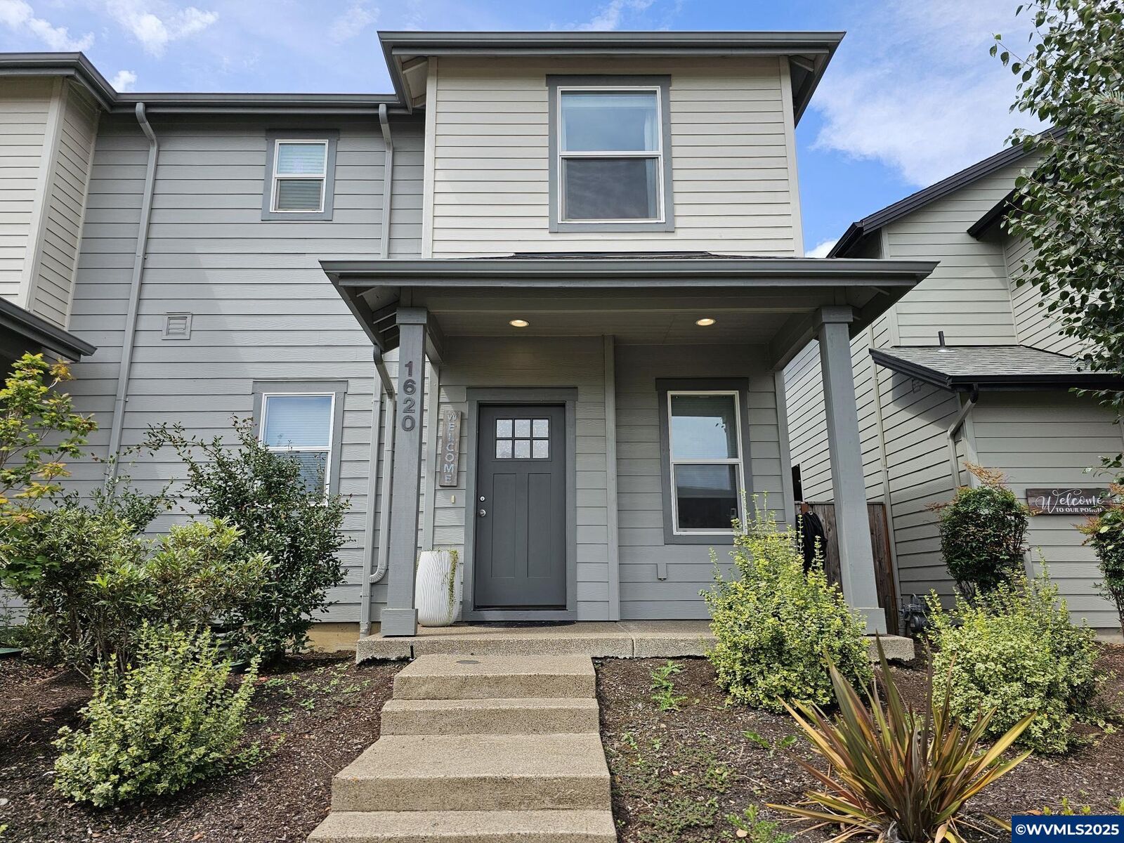 Property Photo: 1620 SE Barberry Av OR 97338