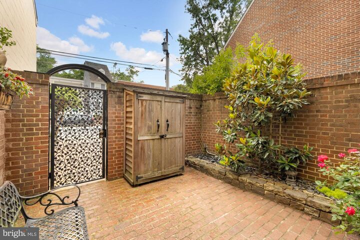 Property Photo: 624 S Pitt Street 1/2 VA 22314
