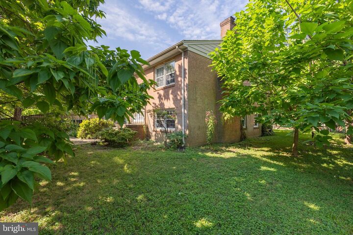 Property Photo: 420 N Irving Street VA 22201