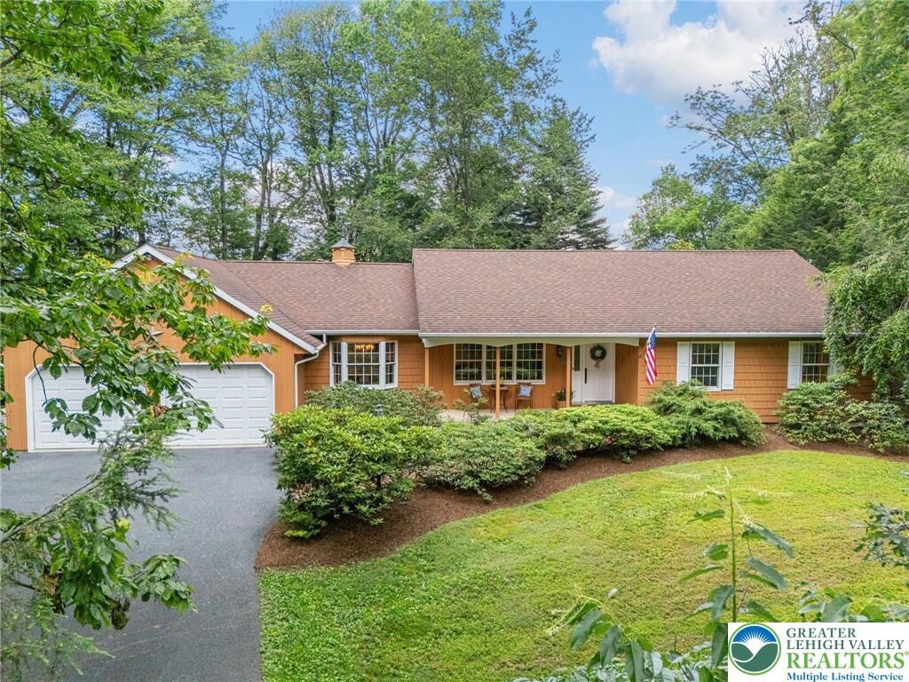 Property Photo:  5721 Shady Lane  PA 18014 