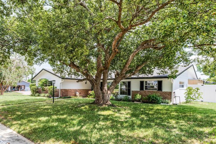 Property Photo: 2632 Derbyshire Road FL 32751