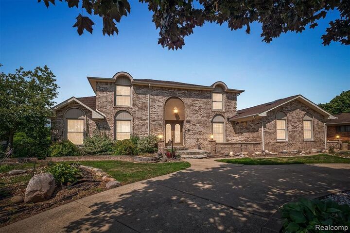 Property Photo:  4041 Twin Lakes Court  MI 48316 1461