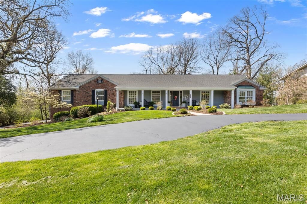 Property Photo: 243 Ladue Oaks Drive MO 63141