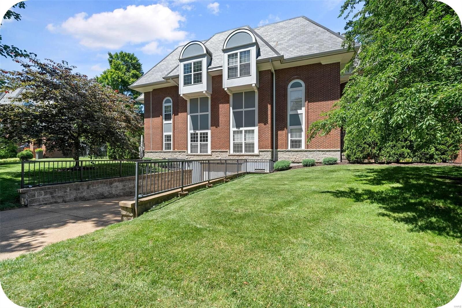Property Photo: 4225 W Pine Boulevard 13 MO 63108