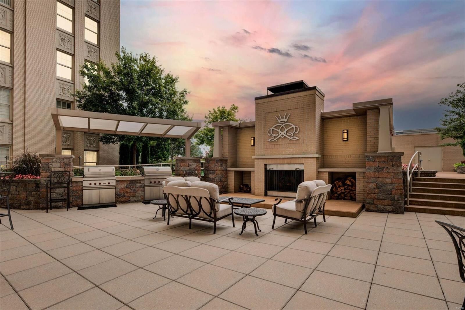 Property Photo: 232 N Kingshighway Boulevard 1001 MO 63108