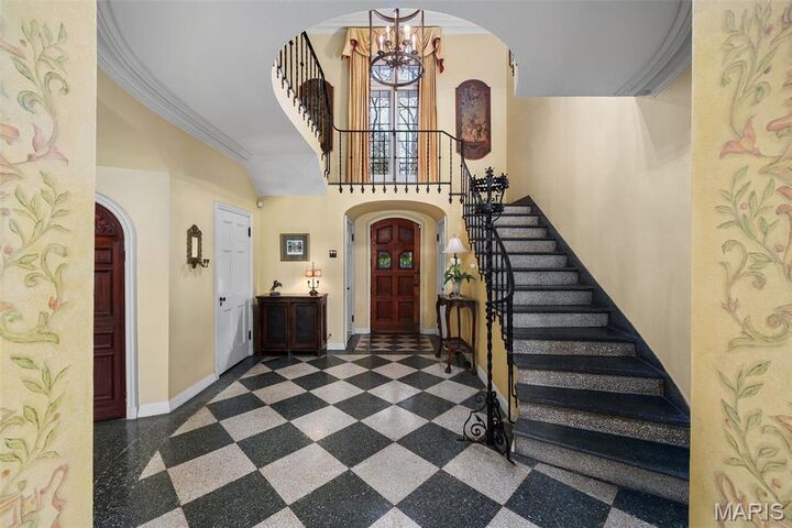 Property Photo:  8 Carrswold Drive  MO 63105 