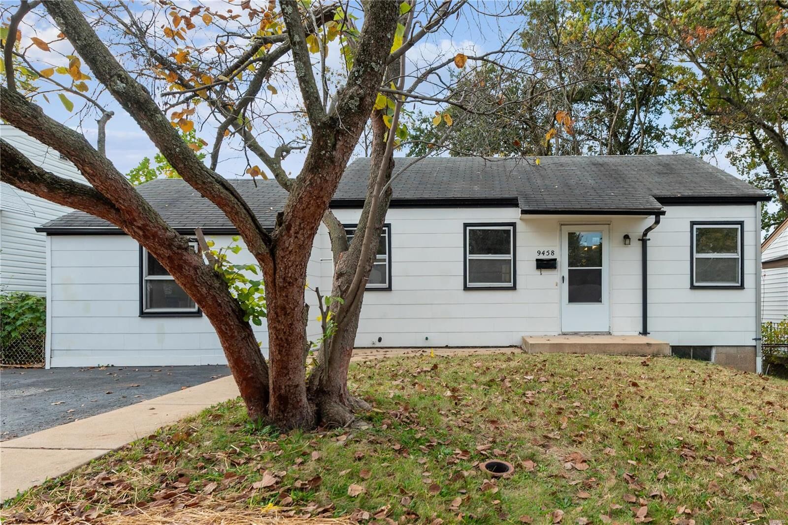 Property Photo: 9458 Minerva Ave MO 63114