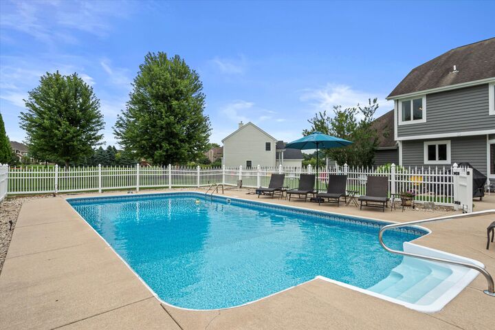 Property Photo:  102 Trails Edge Ct  WI 53029 