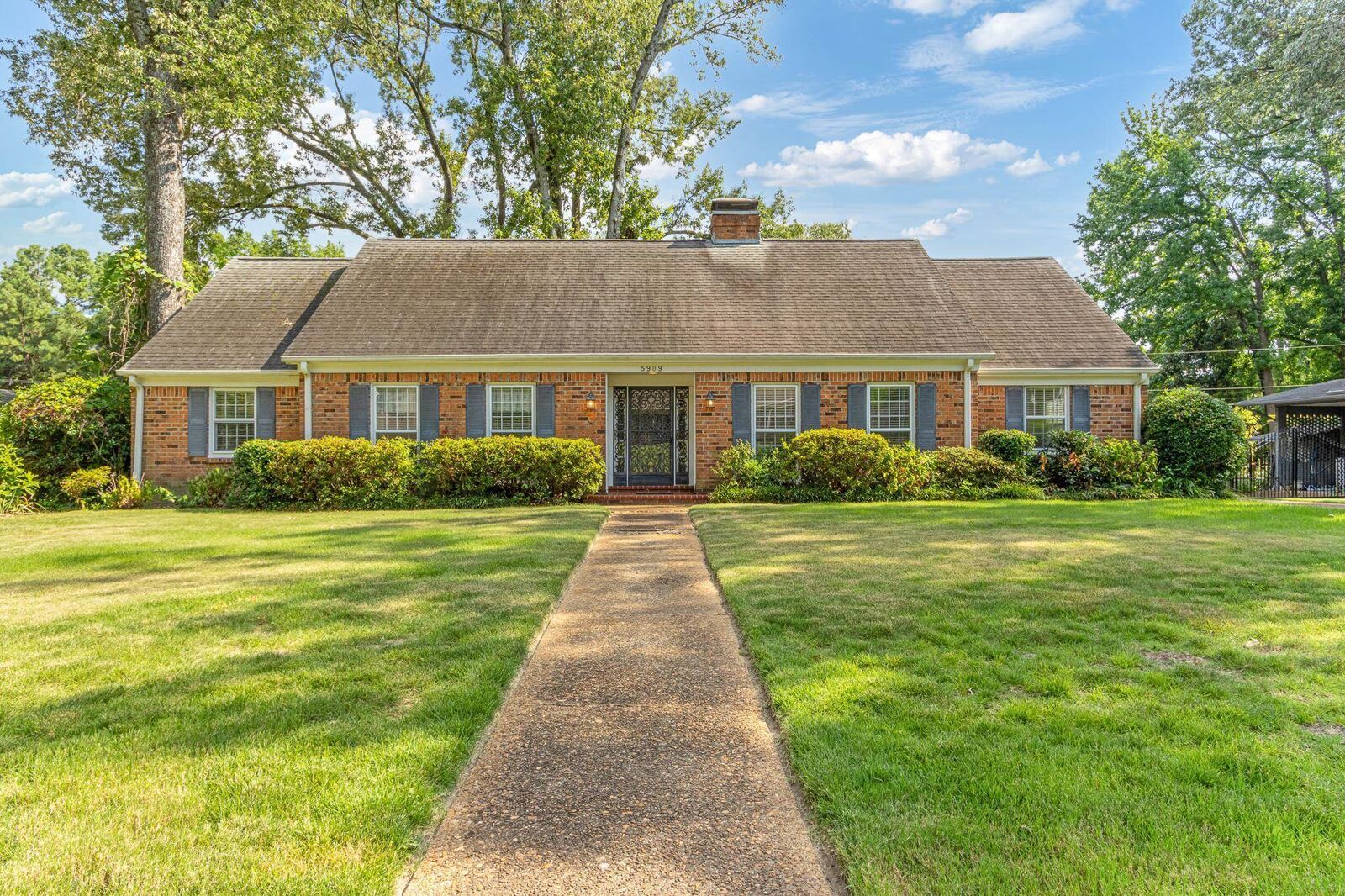 Property Photo: 5909 Brierhedge Ave TN 38120
