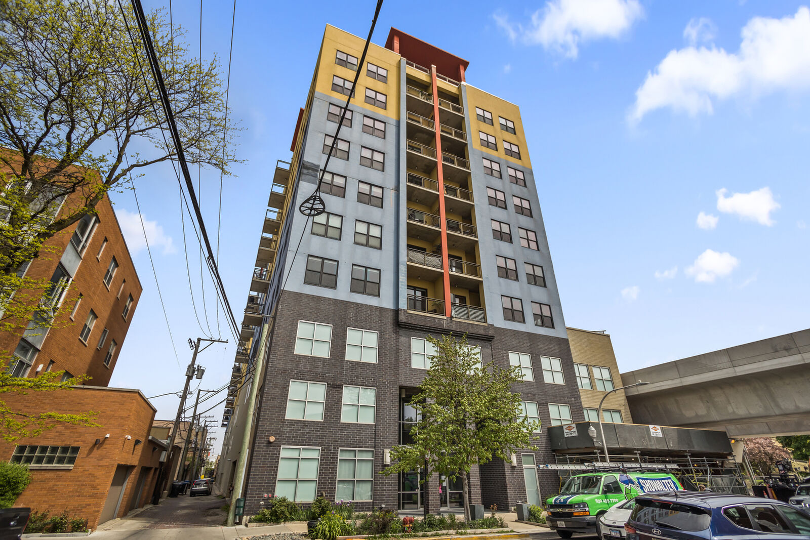 Property Photo: 1122 W Catalpa Avenue 706 IL 60640