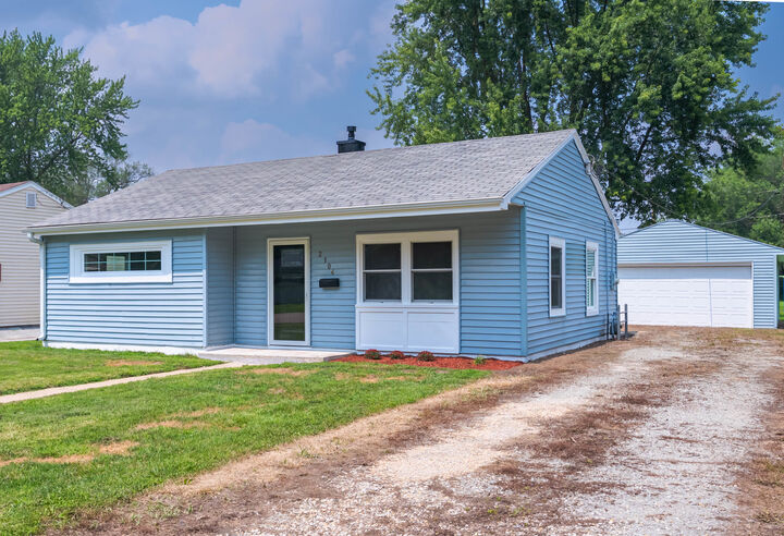 Property Photo: 2104 Chestnut Avenue IL 61081