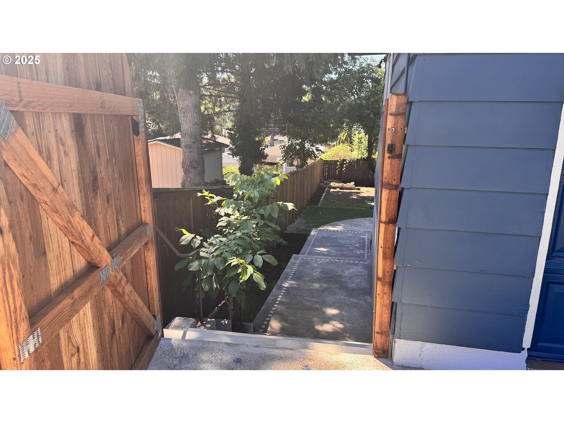 Property Photo: 10026 SE Insley St OR 97266