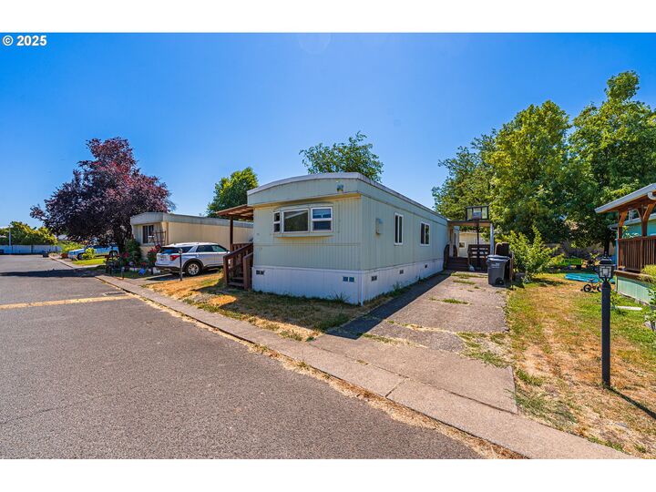Property Photo: 1415 S Bertelsen Rd 152 OR 97402