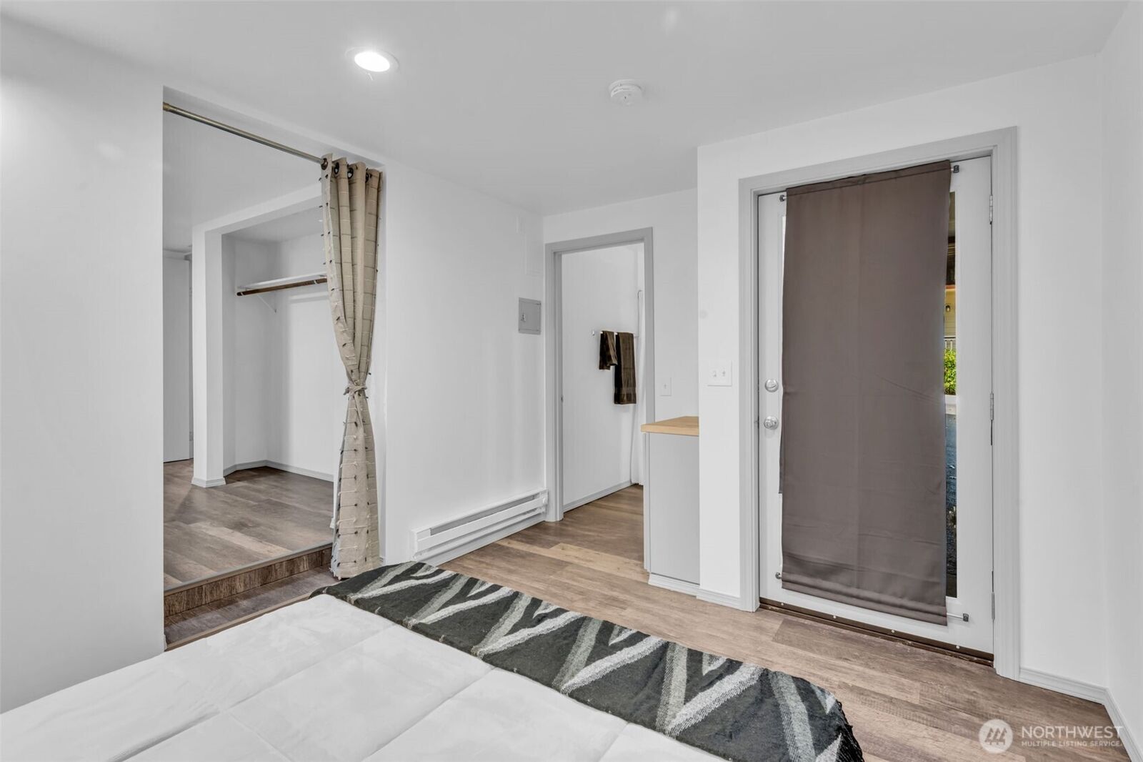Property Photo:  9480  Olson Place SW B  WA 98106 