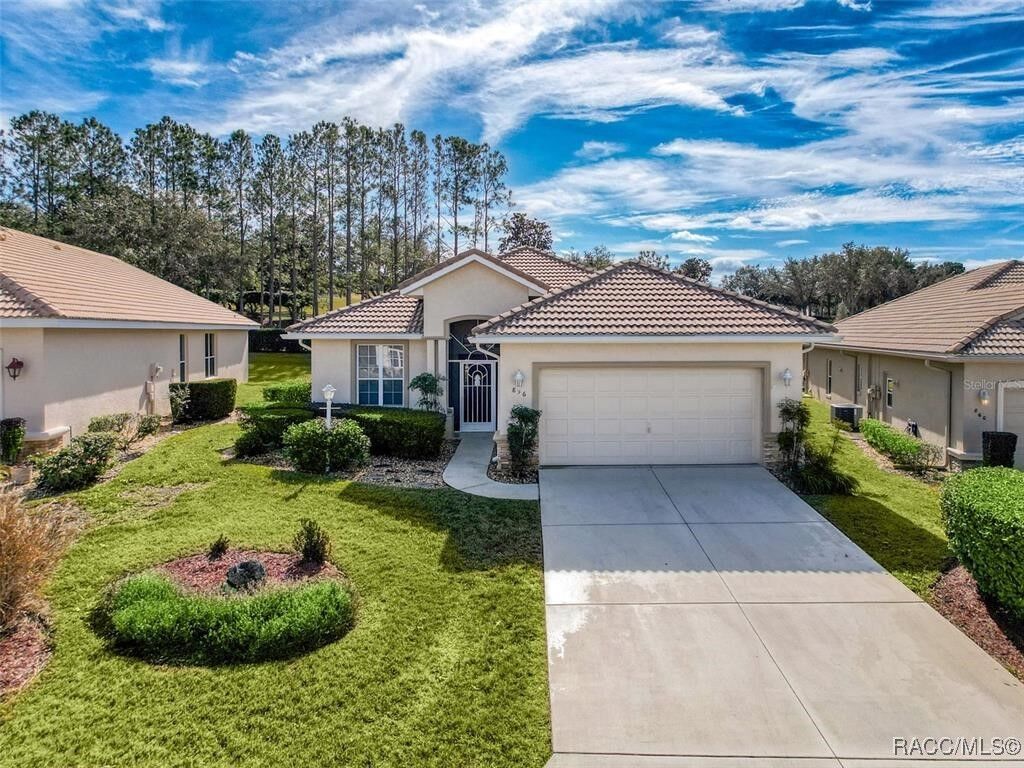 Property Photo: 856 W Silver Meadow Loop FL 34442