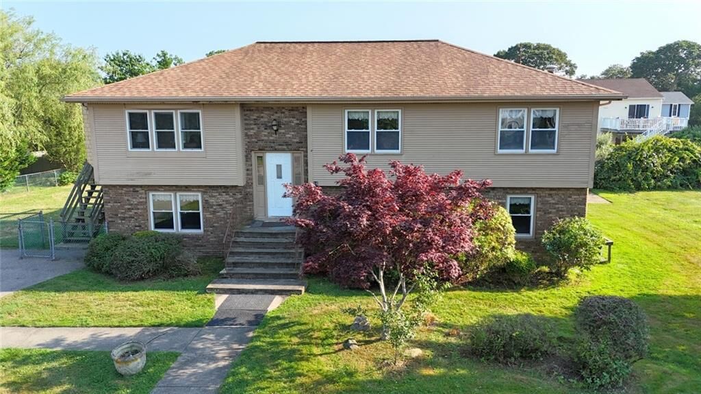 Property Photo:  16 Newport Lane  RI 02882 