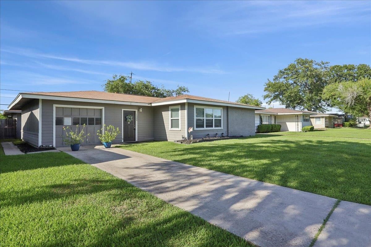 Property Photo:  1524 Longhorn  TX 77630 