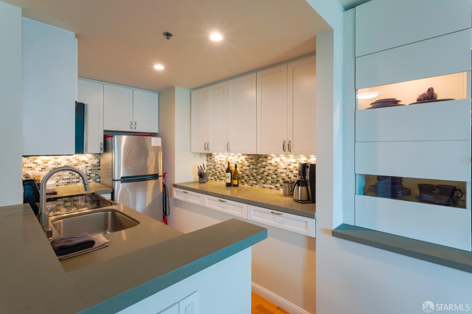 Property Photo: 240 Lombard Street 836 CA 94111