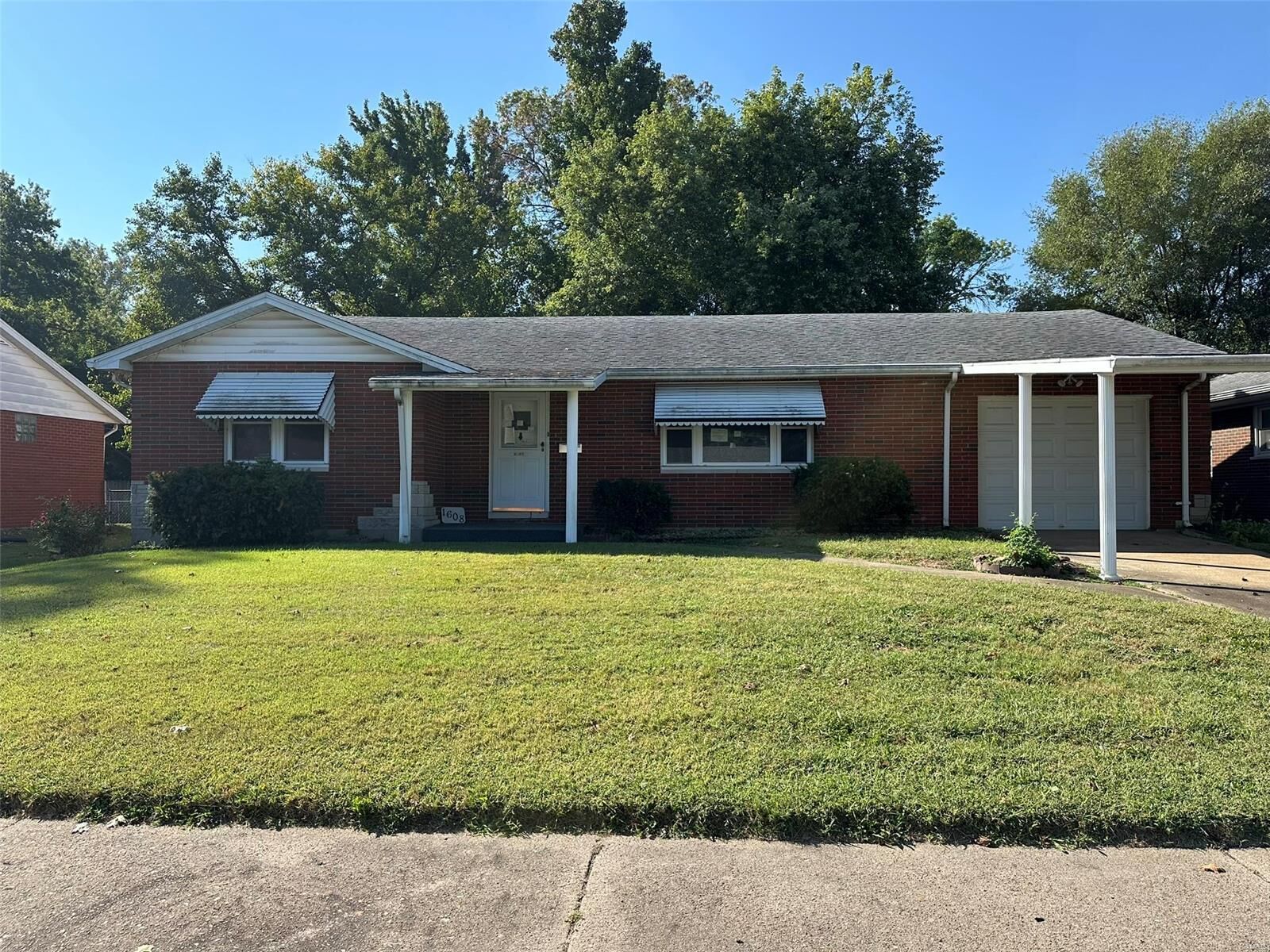 Property Photo: 1608 Garfield Avenue IL 62040