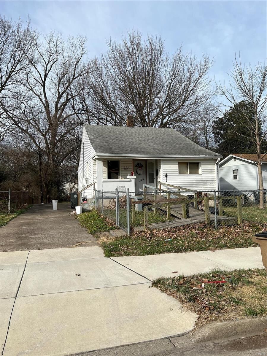 Property Photo: 1215 S Ellis Street MO 63701