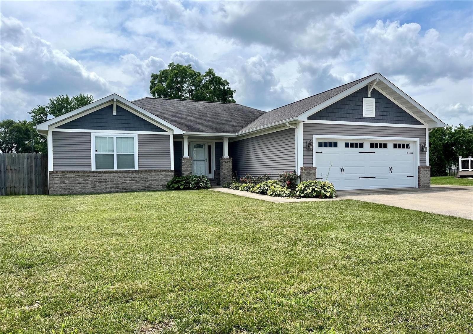 Property Photo:  50 Woodland Court  IL 62249 