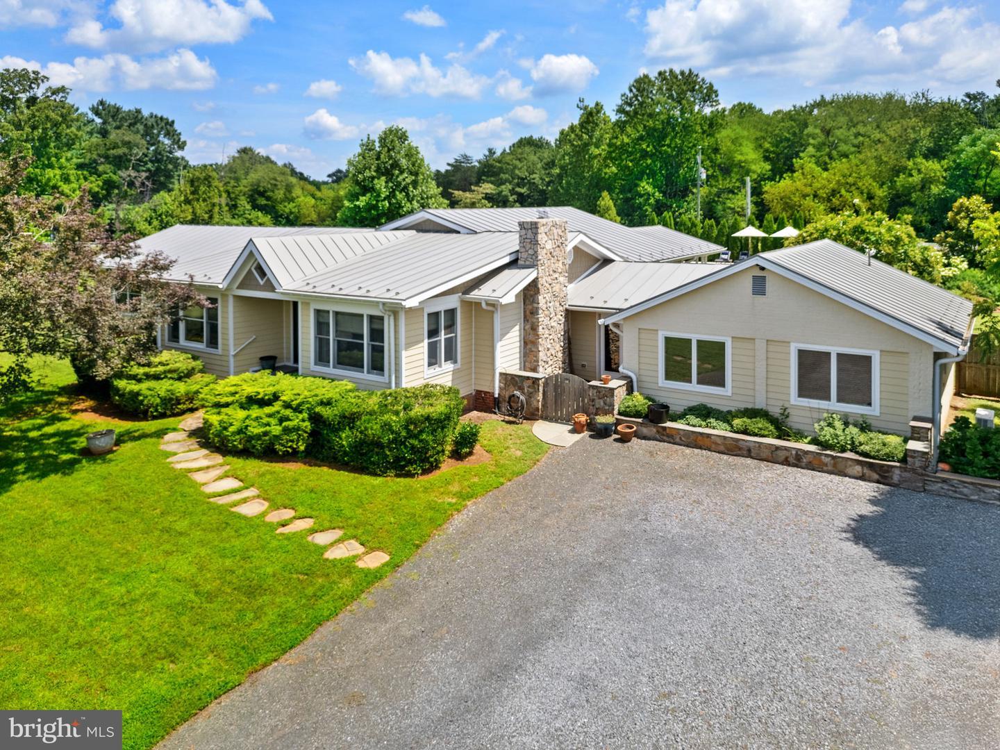Property Photo: 2749 Crenshaw Road VA 20115