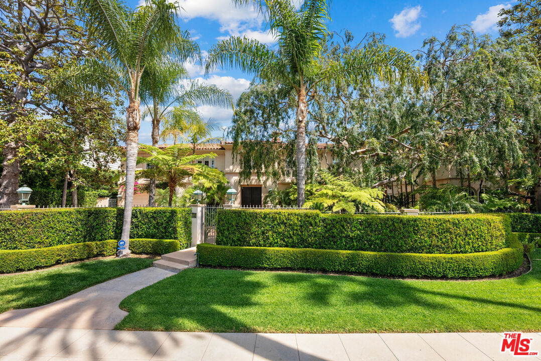 Property Photo:  814 N Bedford Dr  CA 90210 