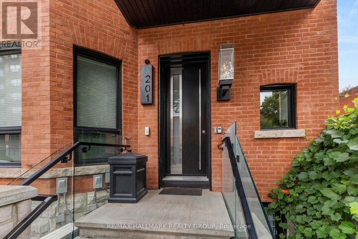 Property Photo:  201 Maclaren Street 2  ON K2P 0L4 