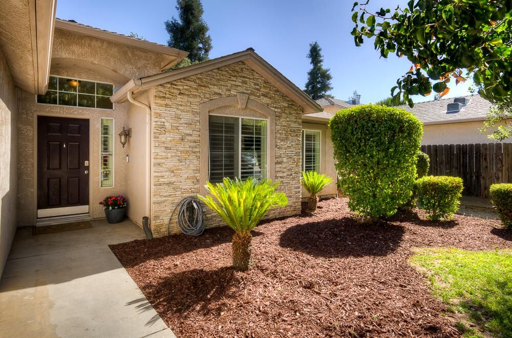 Property Photo:  5635 W Lamona Avenue  CA 93722 