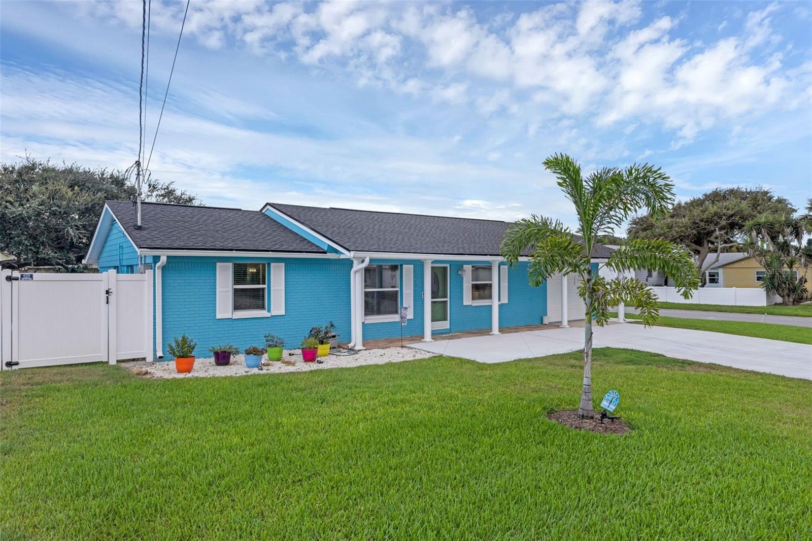 Property Photo:  825 E 27th Avenue  FL 32169 