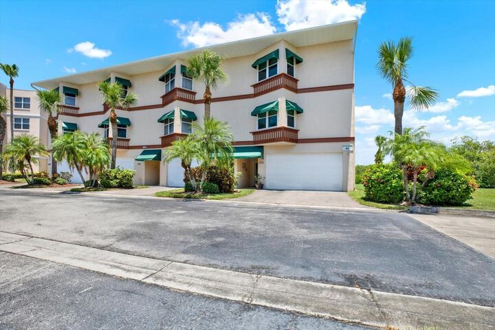 Property Photo: 6565 99th Way N 21D FL 33708