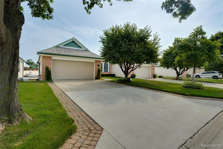 Property Photo:  923 Dockside Drive 15  MI 48060 4407 