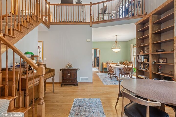 Property Photo: 1724 Waverly Circle IL 60174