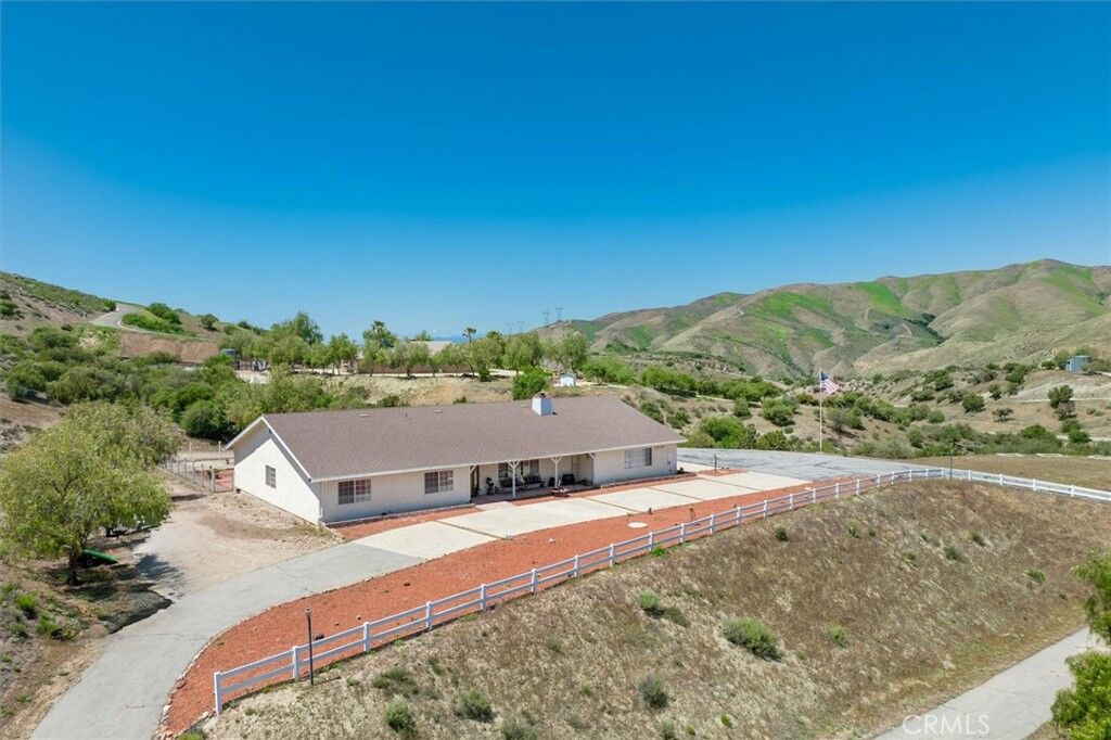 Property Photo:  13700 Summit Knoll Road  CA 91390 